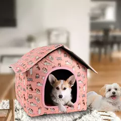 Casinha para pets à prova d'água com um cachorro dentro e outro ao lado, em um ambiente acolhedor.