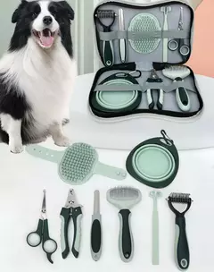 Imagem do Kit de Cuidados Pet 8 em 1, mostrando diversos acessórios para cuidados de animais, incluindo escovas, tesouras e um pincel, com um cachorro ao fundo.