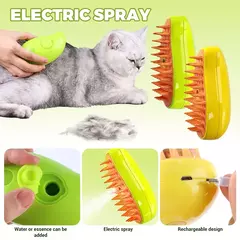 Escova vapor elétrica para cães e gatos, mostrando um gato cinza recebendo massagem enquanto um spray é aplicado.