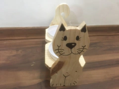 Comedouro duplo para gatos em formato de gato feliz, feito de madeira, com tigelas brancas.