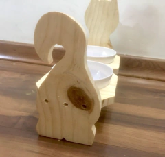 Comedouro duplo para gatos em madeira com dois recipientes brancos, design divertido e moderno.