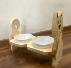 Comedouro duplo para gatos com design de gato feliz, feito de madeira, com tigelas brancas.