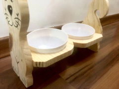 Comedouro duplo para gatos com formato de gato feliz e tigelas brancas.
