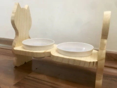 Comedouro duplo para gatos em madeira, com design de gato feliz e tigelas brancas.