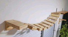 Ponte de madeira para gatos, ideal para criar um playground personalizado.