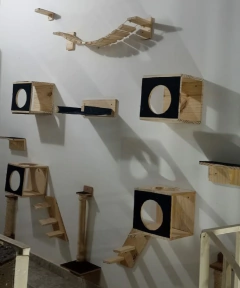 Playground para gatos Jujuba com 20 peças, incluindo arranhadores e plataformas de madeira, montado na parede.
