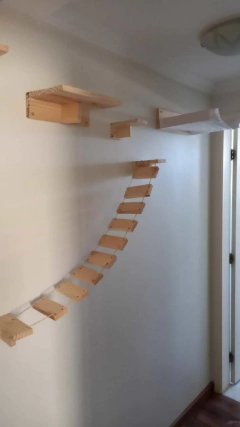 Playground para gatos Eco Sam com prateleiras de madeira em uma parede, ideal para verticalização de gatos.