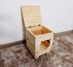 casa para gatos em madeira, com a tampa levantada. cama para gatos. nicho de gato