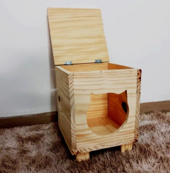 Casinha para gatos de madeira com abertura em forma de gato e tampa levantada.