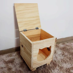Casinha de madeira para gatos com tampa, apresentando um design rústico e um recorte em forma de gato na frente.