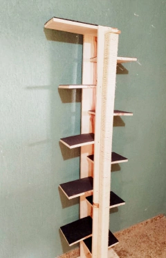 Torre arranhadora para gatos com prateleiras em madeira e superfície para arranhar.