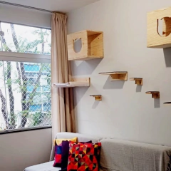 Playground para gatos com estruturas de madeira montadas na parede, oferecendo espaço para brincadeiras e descanso.