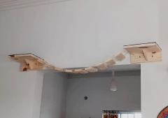 Ponte de madeira para gatos, conectada entre prateleiras em um ambiente doméstico.