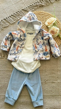 Conjunto de campera estampada polar con babucha de plush y body de algodón