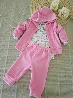 Conjunto rosa confite de plush con campera, babucha y body Dino de algodón