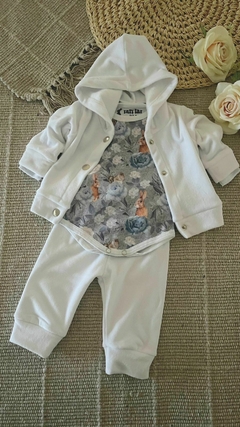 Conjunto blanco de Plush con campera, babucha y body conejito de algodón