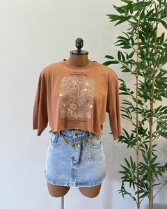 Cropped Tee Conchas Marrom