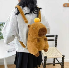 Mochila Peluche Capybara con Accesorios - comprar online