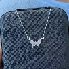 Colar borboleta cravejada rosa claro - comprar online