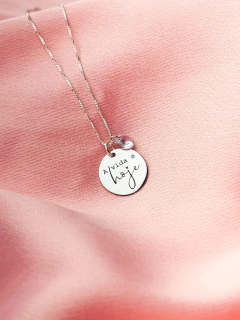 Colar medalha "A vida é hoje" + zircônia