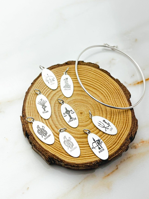 Bracelete rígido com pingente Orixás