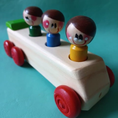 Colectivo auto con 3 personas