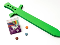 Espada y pastillas para colorear el agua