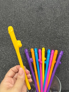 Canudos com formato de pênis na internet