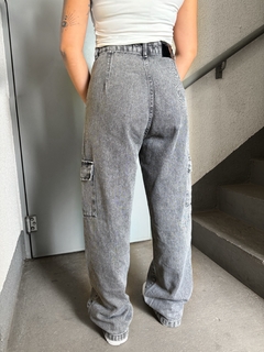 Calça jeans wide leg cargo mabel gray na internet
