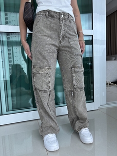 Calça jeans wide leg cargo soft