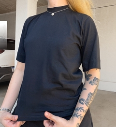 Blusa t-shirt lisa na internet