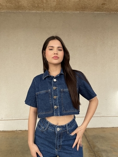 CAMISA JEANS CROPPED OVERSIZE FEMININA COM BOLSOS PATCH