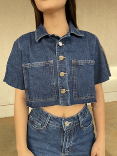 CAMISA JEANS CROPPED OVERSIZE FEMININA COM BOLSOS PATCH - comprar online