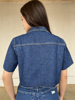 CAMISA JEANS CROPPED OVERSIZE FEMININA COM BOLSOS PATCH na internet