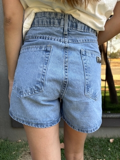 Short jeans mom dippy na internet