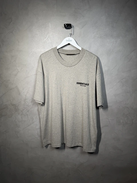 TSHIRT ESSENTIALS CINZA ESCURO LOGO SUEDE
