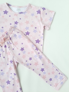 REMERA M/C ESTRELLAS LILAS - EY! Tienda