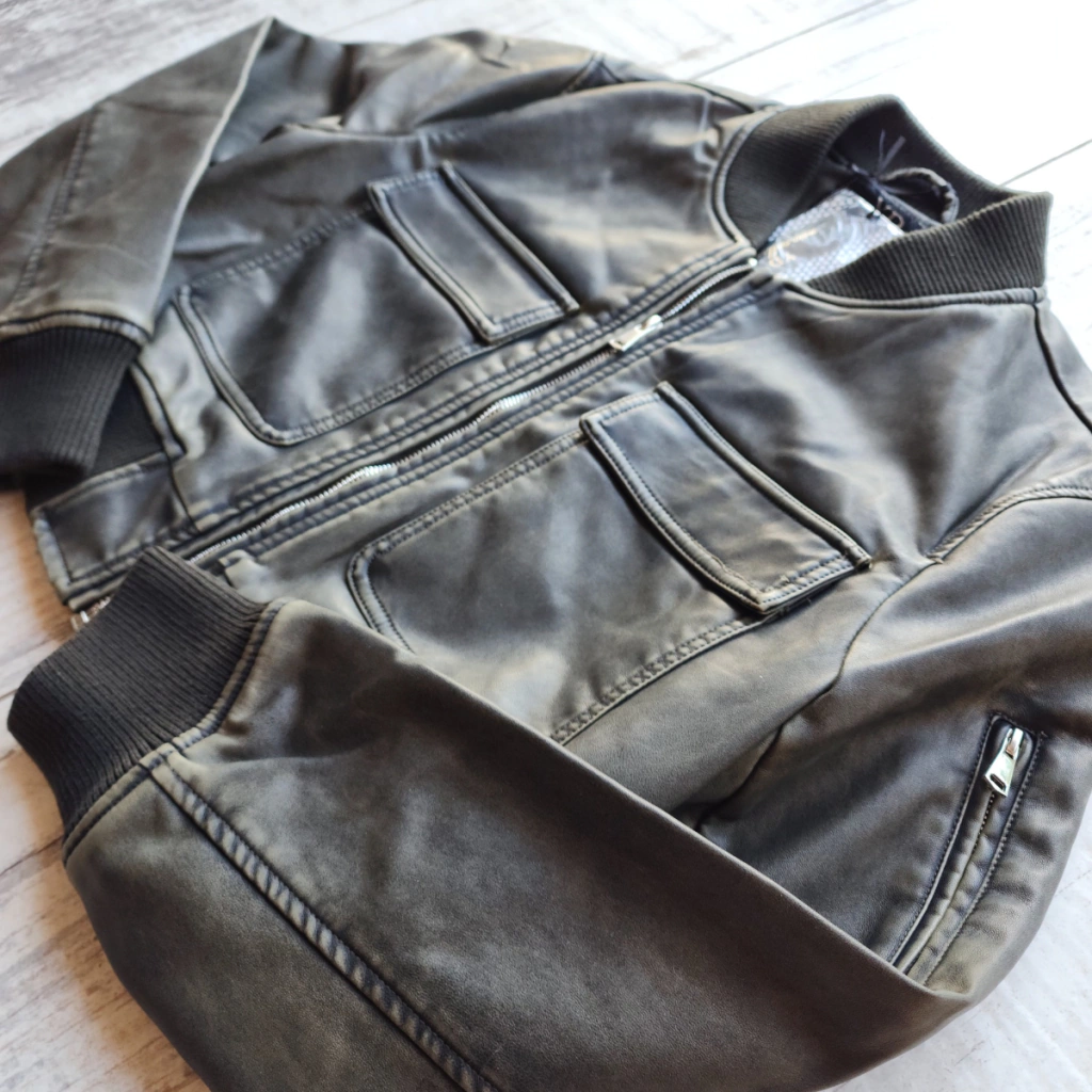 Campera Bomber Verde oscuro Eco Cuero Gastada Importada