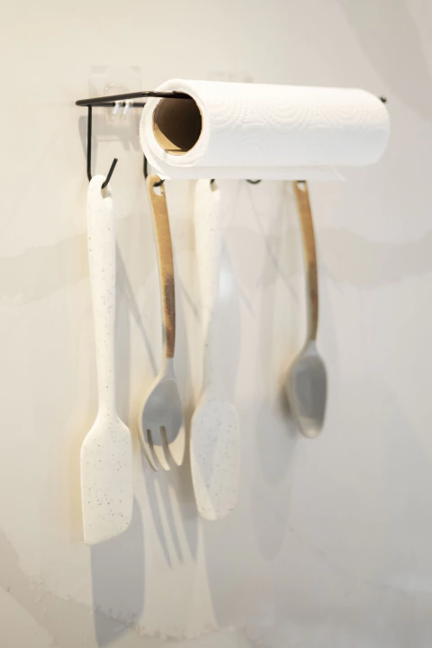 Porta rollo con 5 ganchos - comprar online