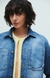 CAMPERA CROP DENIM MID BLUE en internet