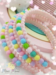 Tiara-(Arco)-Pom-Pom-Colorido