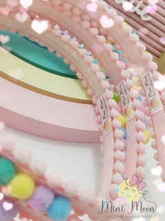 Tiara-(Arco)-Pom-Pom-Colorido