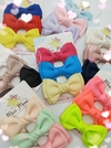 Kit Fácil Laço Isis tamanho M com 3 unidades (bico de pato 6 cm ou xuxinha) mede aproximadamente 9 cm.