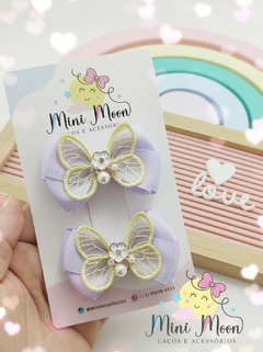 Parzinho Lilás com aplique de borboleta em renda amarela (Laço medindo aproximadamente 6 cm)
