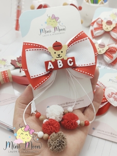 Laço Escolar Pingente Ursinho ABC (Laço tamanho G Aplicado no bico de pato de 7 cm.)