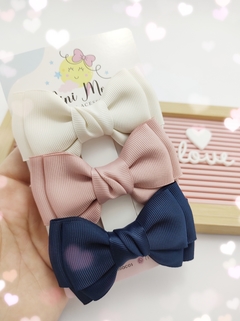 Kit Fácil Laço Isis tamanho M com 3 unidades (bico de pato 6 cm ou xuxinha) mede aproximadamente 9 cm. - Mini Moon Laços e Acessórios