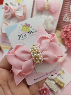 Laço Amor-Tamanho M-com acabamento em Pérola e Strass-(medindo aproximadamente 8 cm)