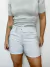 Short Feminino em Alfaiataria com Cinto Encapado Cinza - loja online