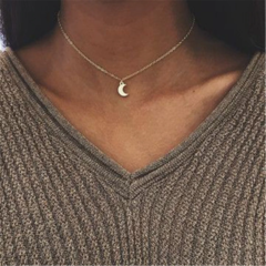 Colar Delicado com Pingente de Lua Pequeno Ema.