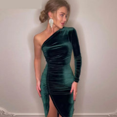 Vestido Madalena Midi Veludo com uma Manga Longa.